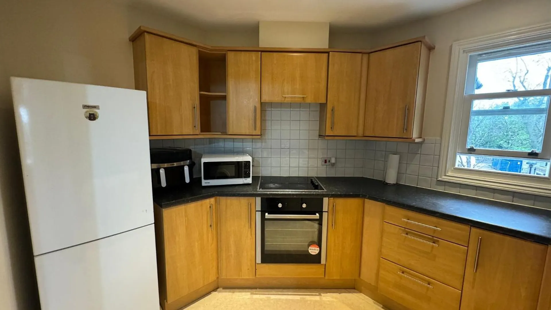 Quiet Residential Apartment With Amenities Locally London