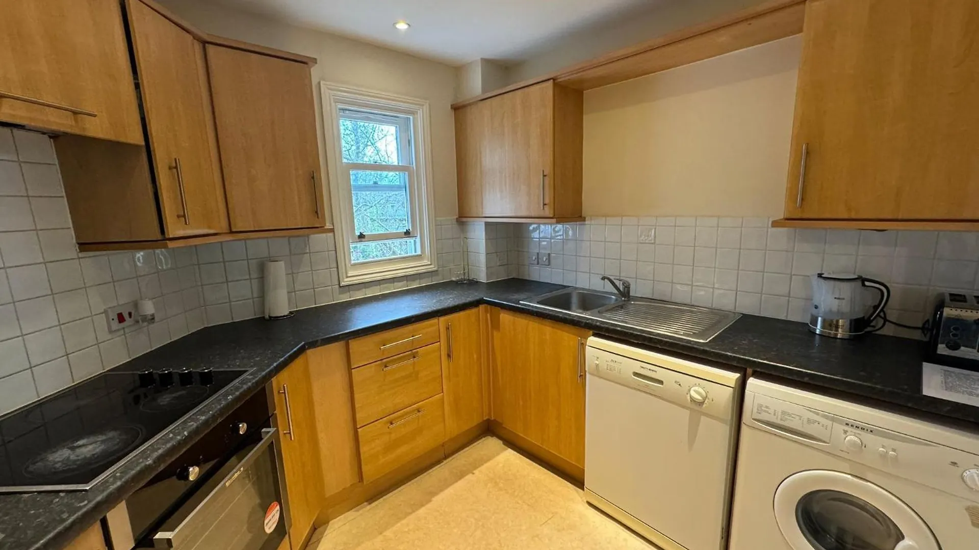 Quiet Residential Apartment With Amenities Locally London